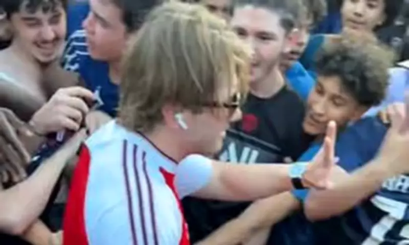 Arsenal Fan Mobbed by PSG Supporters in Paris After Champions League Final Defeat