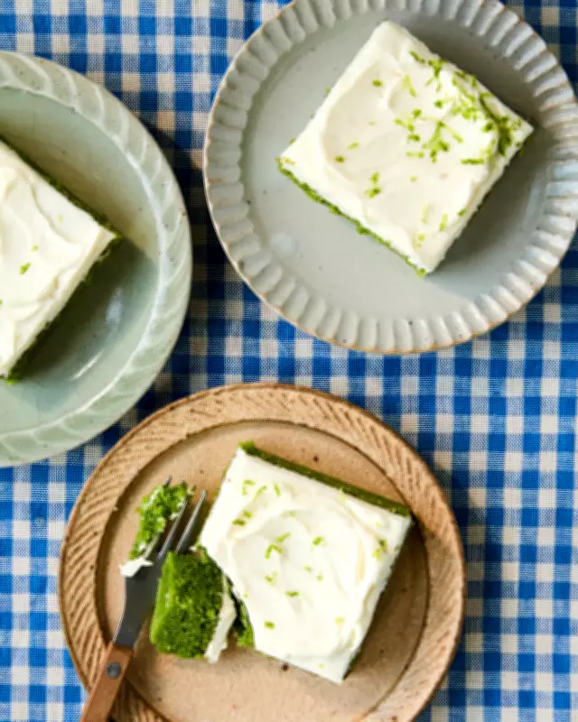 Bright Green Spinach Cake with Cream Cheese Icing Recipe