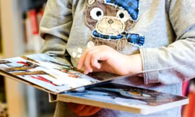 Children Swiping Books Like Tablets: Teachers Warn of Screen Addiction Crisis