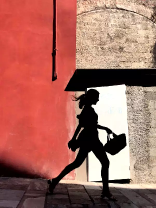 Corsican Photographer Captures Stunning Silhouette on iPhone