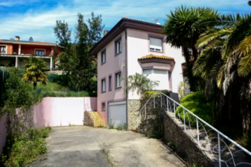 Couple Jailed for Locking Children in 'House of Horrors' in Spain