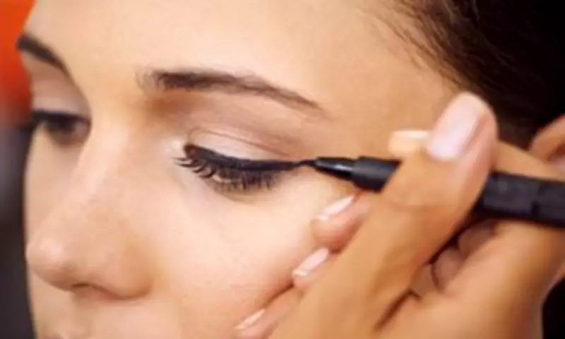 Easy Eyeliner Hack for Hooded Eyes That Actually Works