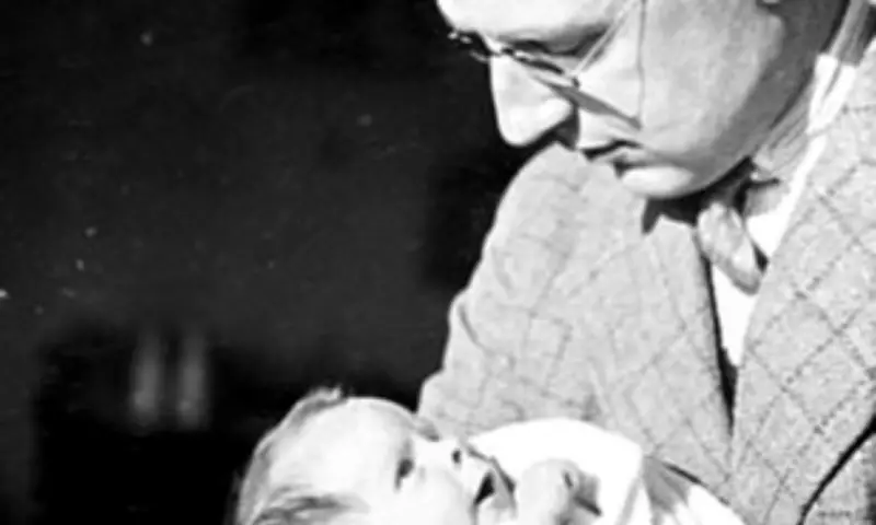 Frank Hawking's Diaries Reveal Early Fears for Stephen's Drive