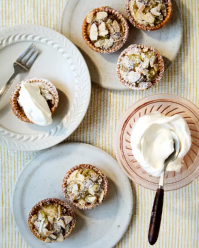 Gooseberry and Almond Pies: Sweet and Sour Summer Treat