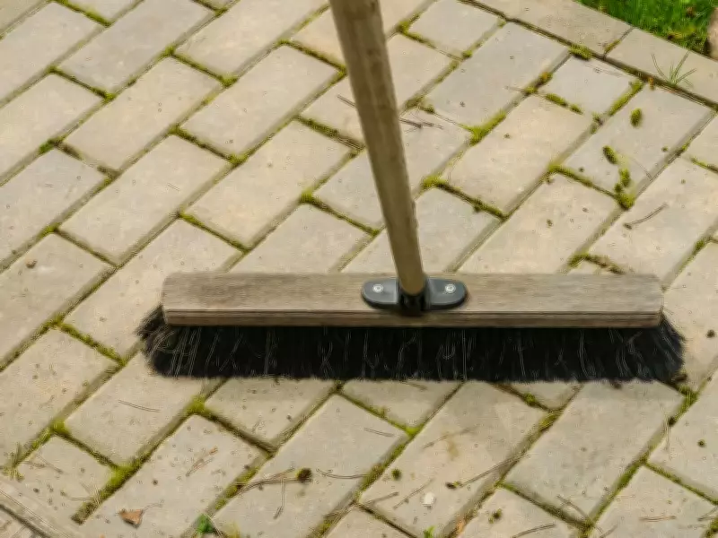 I Clean My Patio for 50p with Home Bargains Vinegar Hack