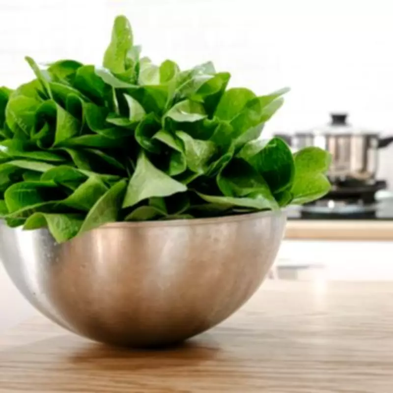 Keep Lettuce Crisp for 30 Days with Simple Tin Foil Hack