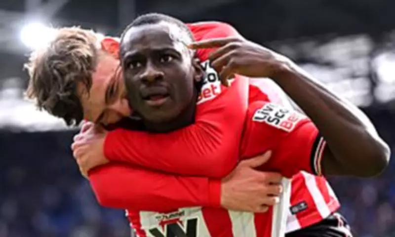 Sunderland's Late Surge Downs Everton 3-1, Keeps European Hopes Alive