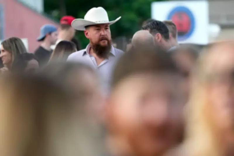Tall Tour: A Traveling Meetup for the Unusually Tall Draws Thousands Across US
