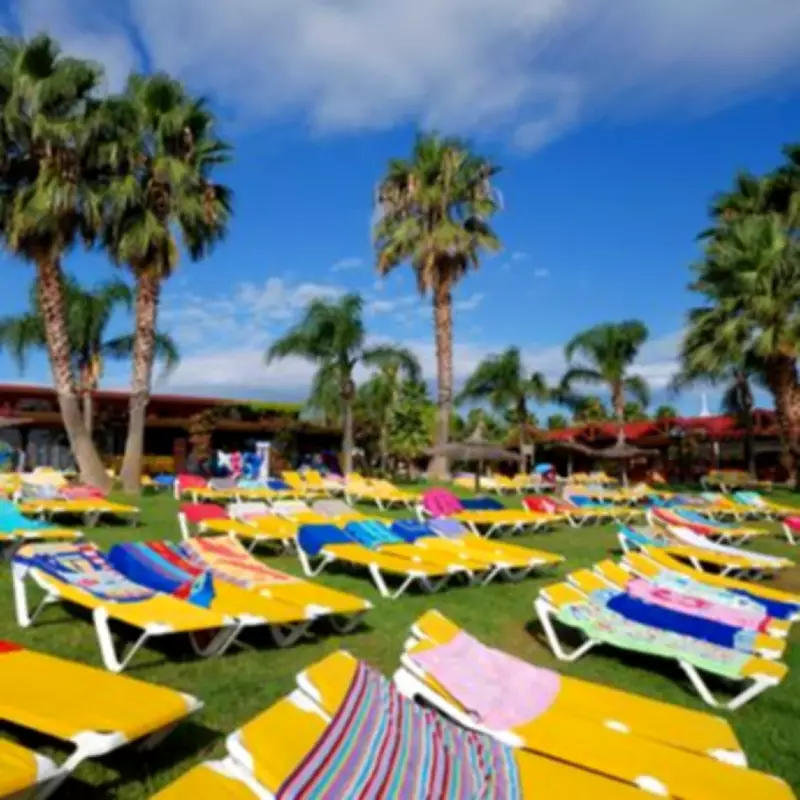 Tourist Praises Hotel for Removing Towels from Hogged Sunbeds