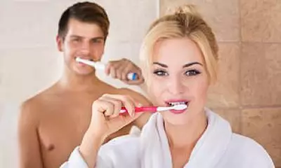 Dentist Settles Debate: Brush Teeth Before Breakfast to Protect Enamel