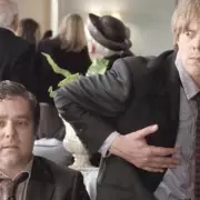 Beyond Paradise Star's Underrated Comedy a Must-See for Four Weddings Fans
