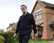 Burnham backs Mahmood's immigration curbs in blow to Labour left