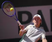 De Minaur Cruises Through French Opener as Kasatkina Bounces Back