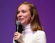 Hannah Einbinder: Cost of Not Speaking on Palestine Exceeds Career Loss