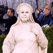 Heidi Klum Stuns as Marble Statue at Met Gala 2026