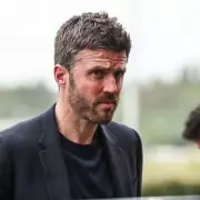 Man Utd risk losing Carrick to rivals if deal delayed, warns Stam