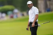Scheffler Fires Early Birdie to Chase Leader Smalley at US PGA