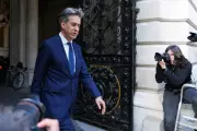 Starmer Faces Resignation Pressure as Cabinet Talks Intensify