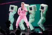 UK Eurovision Entry Look Mum No Computer Performs Tonight