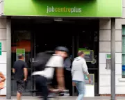 UK Unemployment Unexpectedly Rises to 5% Amid Iran War Impact