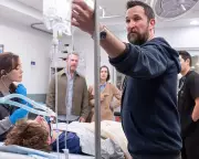 Why UK A&E Doctors Love The Pitt: A Realistic Medical Drama