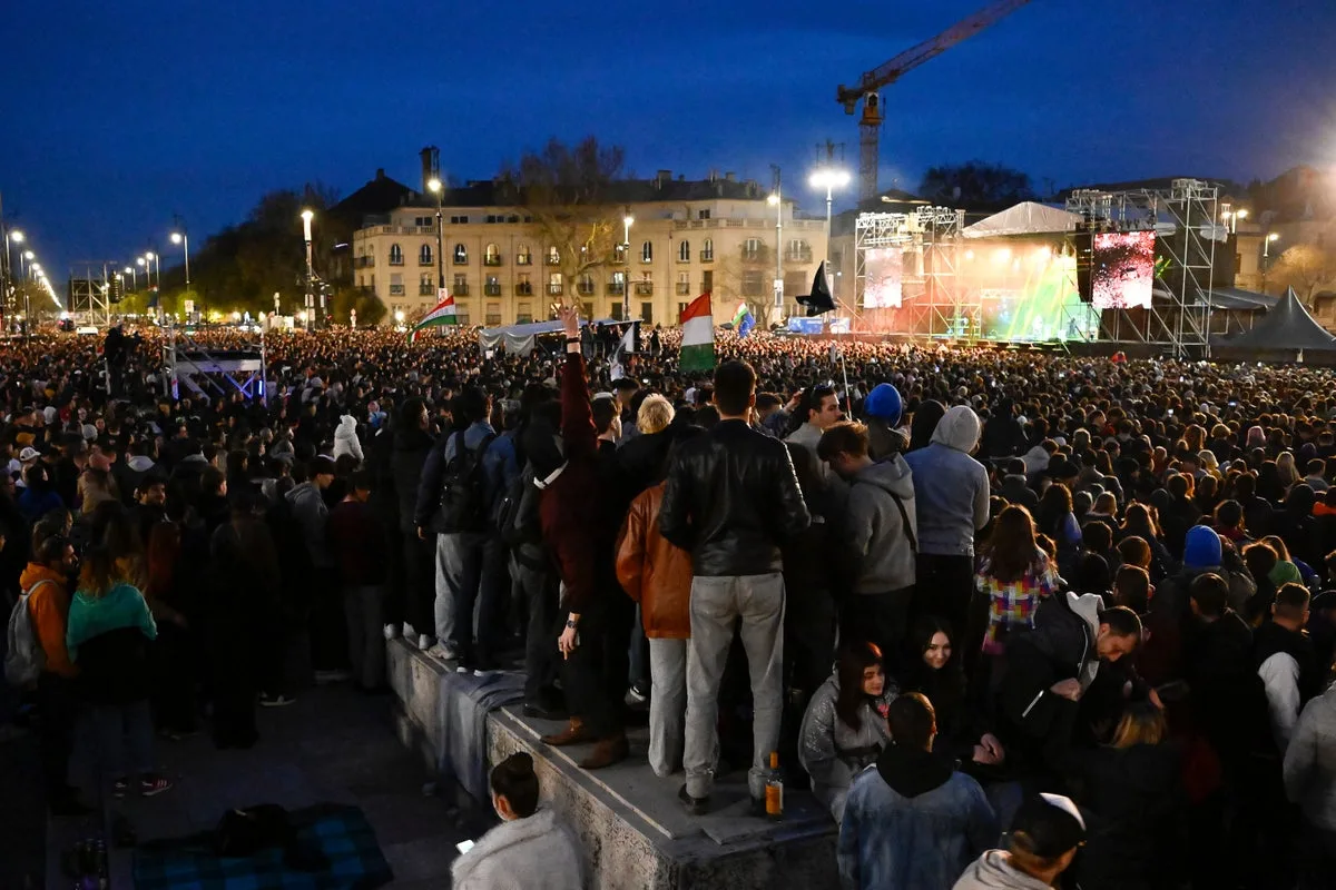 Over 100,000 Rally at Budapest Concert Against Orbán Ahead of Election