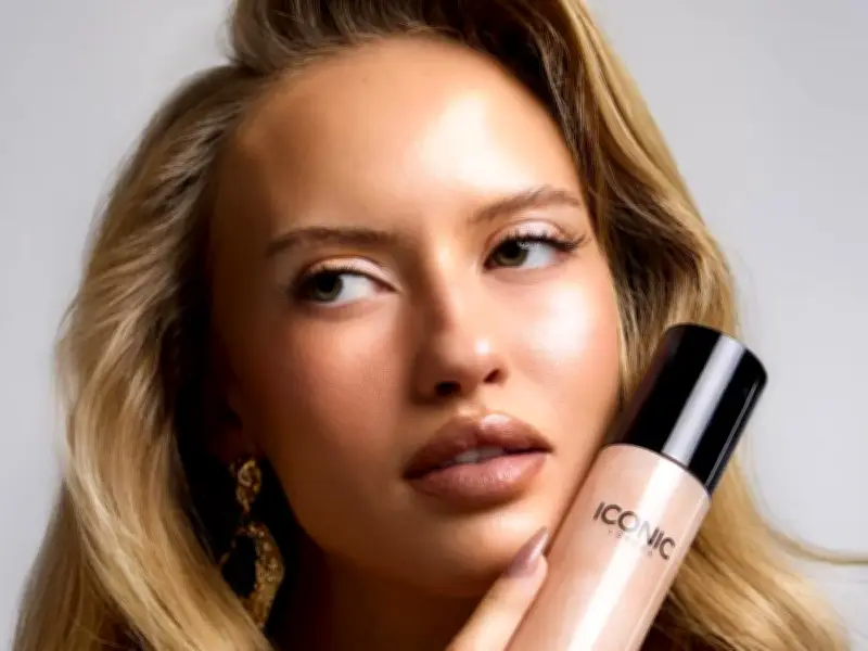 £26 'Magic in a Bottle' Glow Spray Lifts Mature Skin