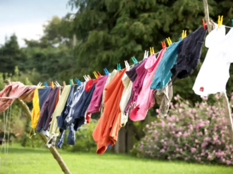 5 Colors to Never Wear in UK Heatwave: Expert Advice
