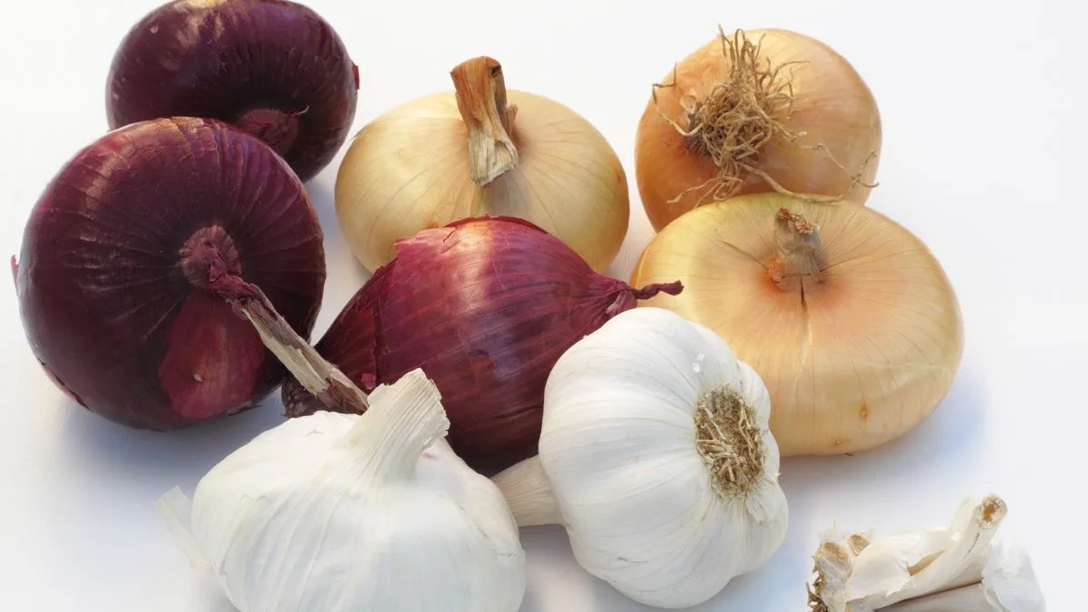 Paper Bag Hack Keeps Onions and Garlic Fresh for Months
