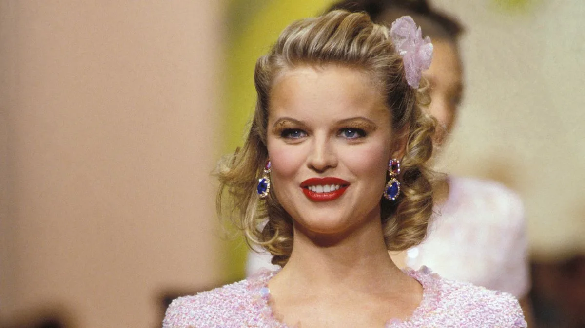 90s Wonderbra Model Stuns in Ageless Bikini Snap