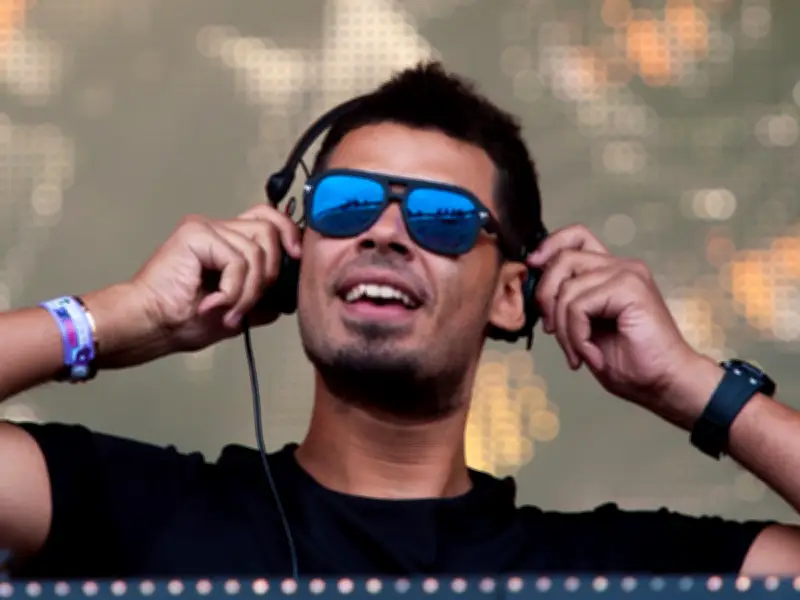 Afrojack Narrowly Avoids Metal Blade Smashing Through Car Windscreen