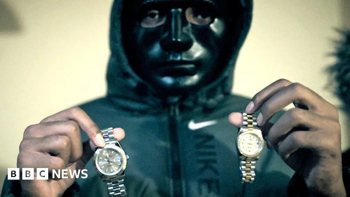 Exposed: Algerian Gangs Using Female 'Spotters' in London Watch Thefts
