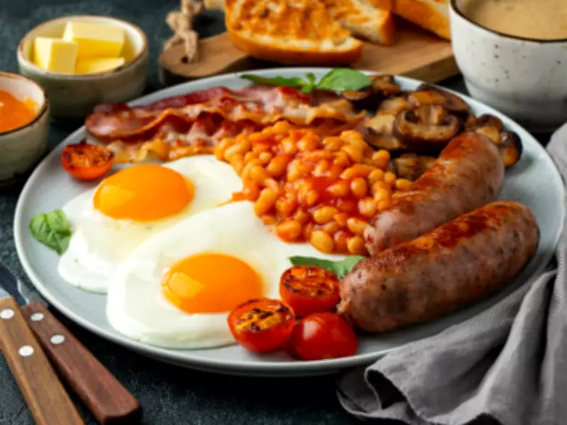 American Tourists Taste Full English Breakfast for First Time