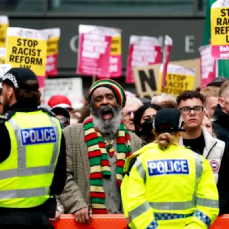 Anti-racism protest in Glasgow as police separate far-right thugs