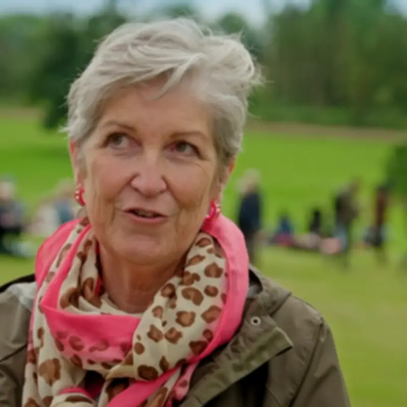 Antiques Roadshow Guest Stunned as £2.50 Charity Shop Brooch Valued at Thousands