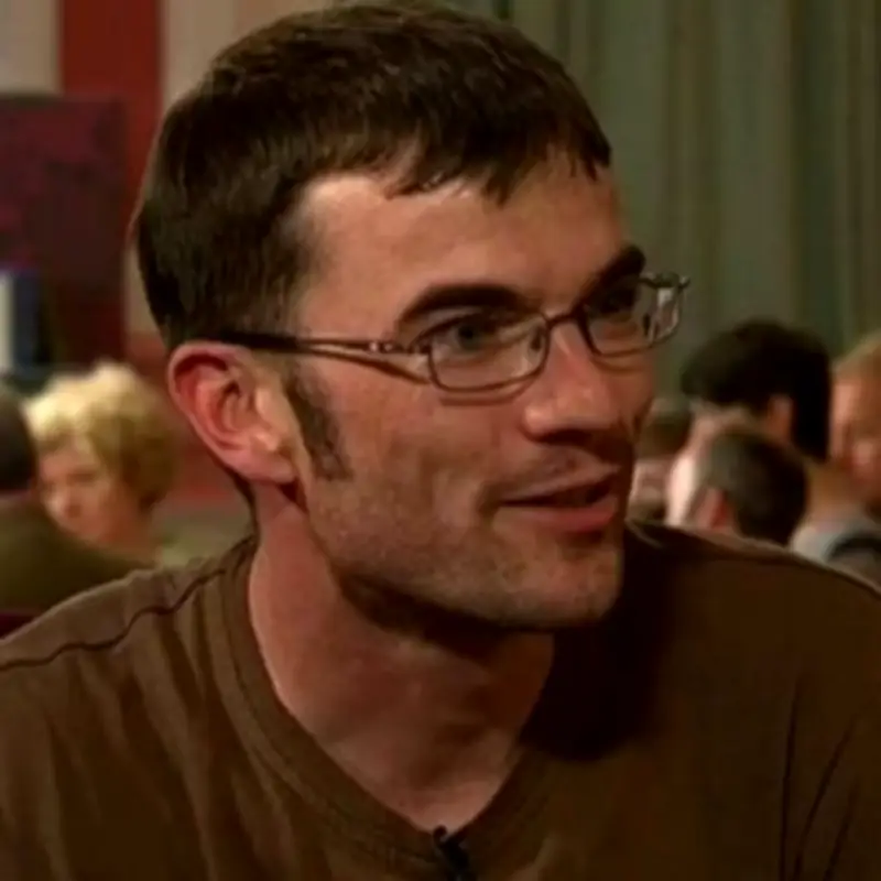 Antiques Roadshow Guest Stunned as Vase Used as Doorstop Valued at £15,000