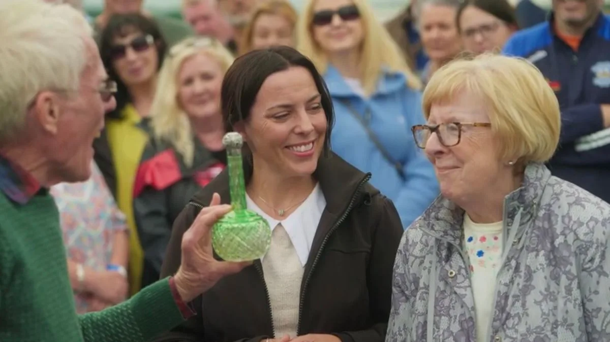 Antiques Roadshow Guest Stunned as 'Junk' Bottle Valued at £150