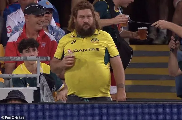 Comedian Aaron Gocs Hilariously Distracts Steve Smith During Ashes Test at The Gabba