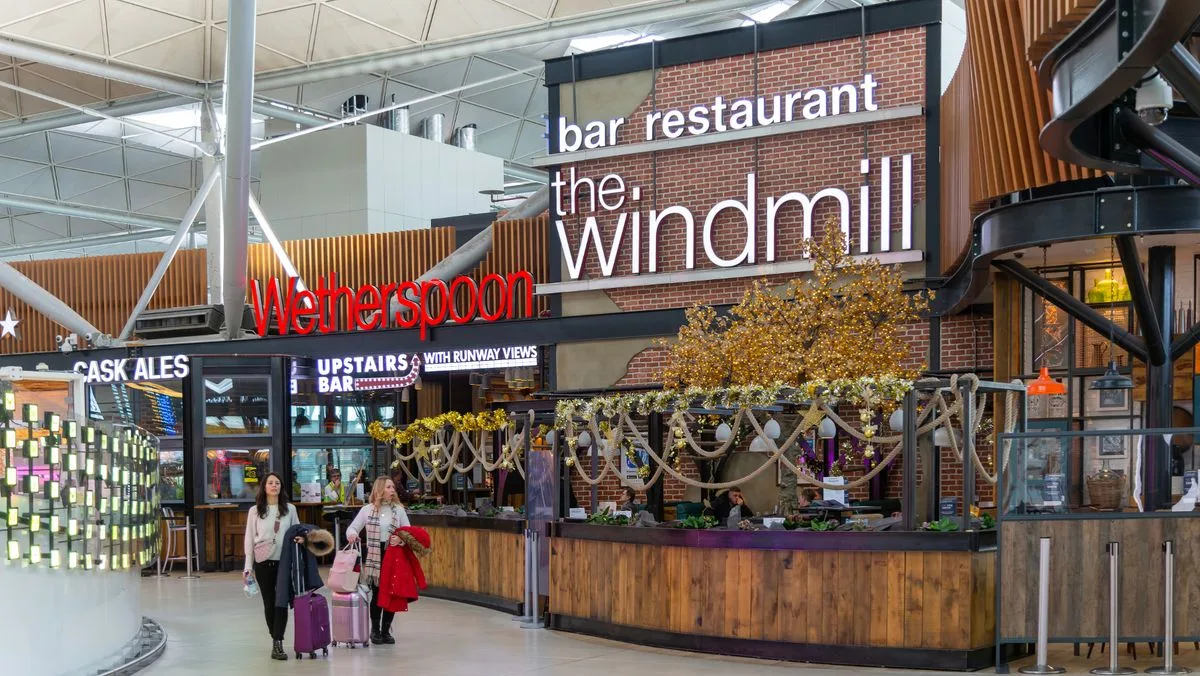 Aussie Travel Influencer Stunned by 4am Gatwick Wetherspoons Crowds
