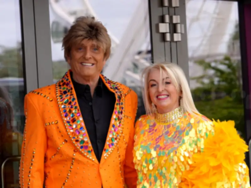 Barry Manilow Impersonator Steals Show Outside Liverpool Arena