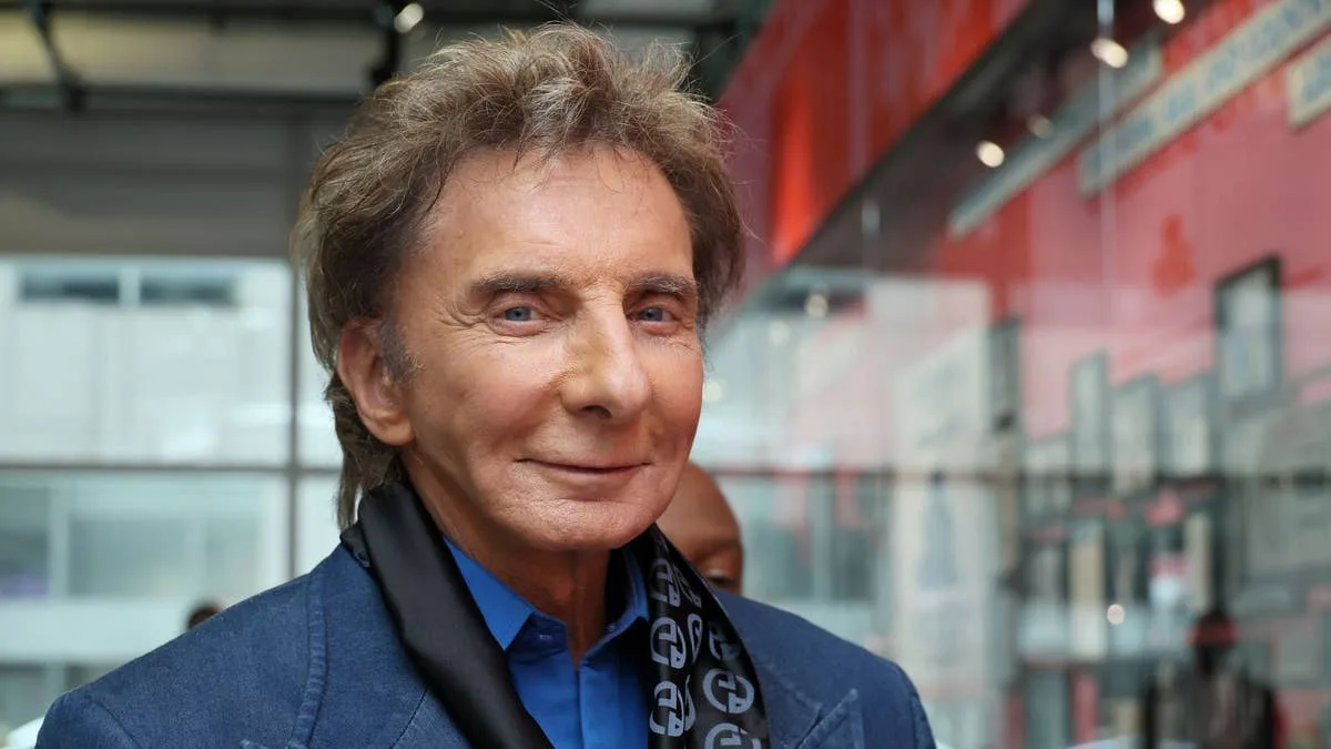 Barry Manilow, 82, Spotted in New York After Lung Cancer Surgery