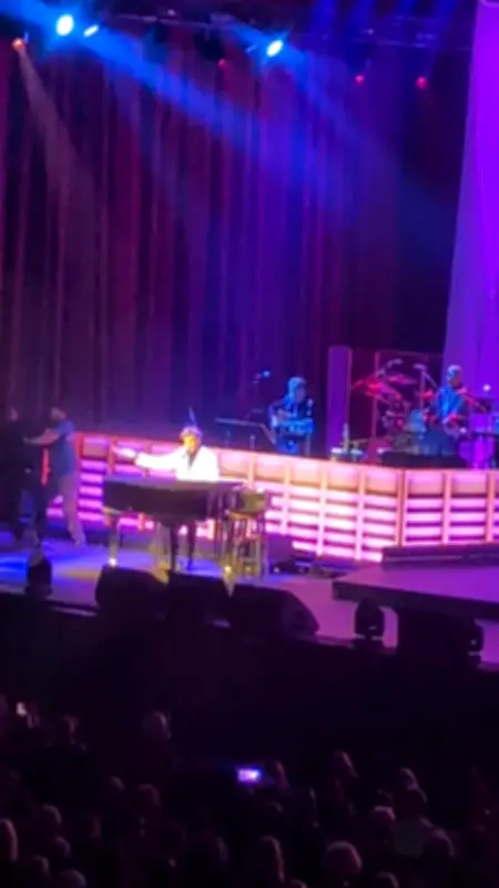 Barry Manilow's Liverpool Concert Interrupted by Stage Crasher