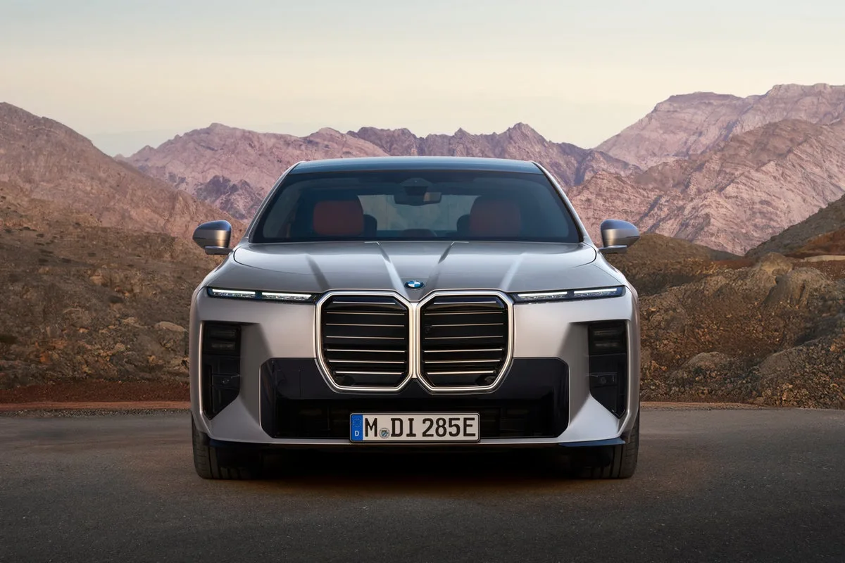 BMW’s new 7 Series debuts with up to 452 miles of electric range