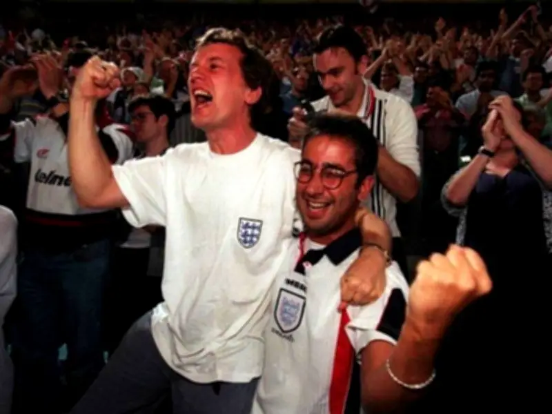 Brits Vote 1990s Best Decade, 36% Miss Life Before Social Media