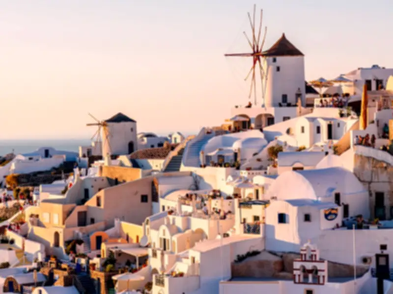 Brits Warned: Don't Go to Greece This Summer Without Knowing These Key Phrases
