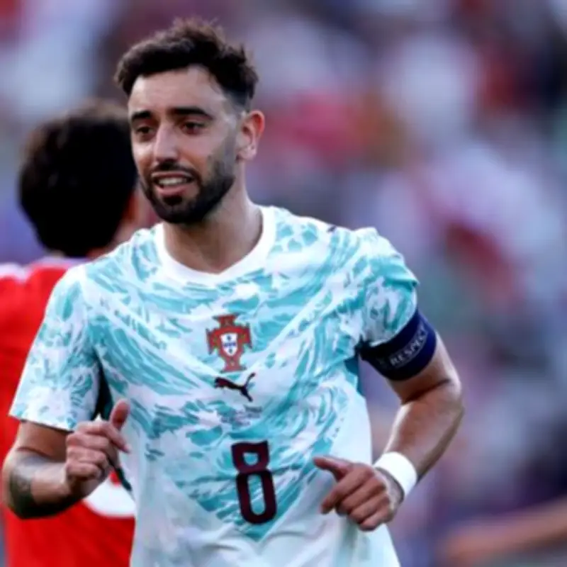Bruno Fernandes Sends Support to Man United Target Rafael Leao After Red Card