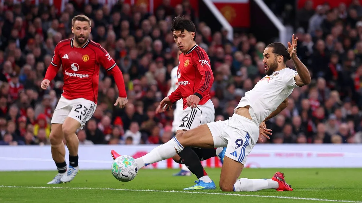 Calvert-Lewin Says 'I Don't Make the Rules' After Martinez Red Card