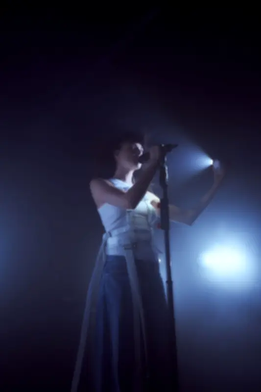 Cara Delevingne Live: A New Musical Artist Finding Her Feet
