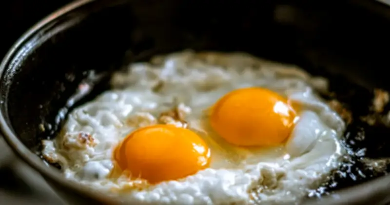 Chef's 1-Minute Method for Perfect Crispy Fried Eggs with Runny Yolk