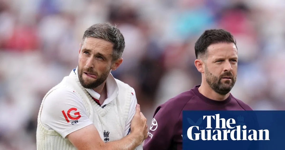 Woakes Ready to Bat Despite Shoulder Injury as England Chase Victory